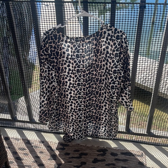 CHEETAH PRINT VERY SPACIOUS AND COMFY! wore once. Ties in front. - Picture 6 of 6